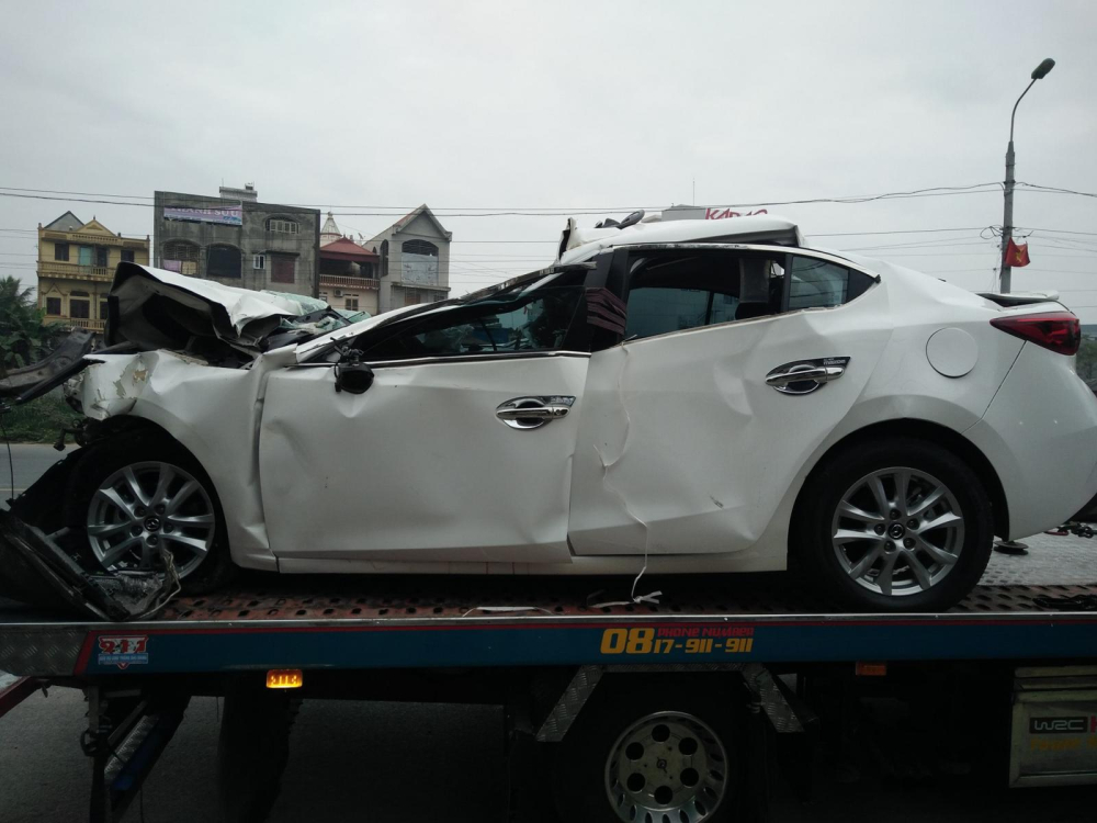 Phần sườn v&agrave; n&oacute;c của chiếc Mazda3 cũng kh&ocirc;ng c&ograve;n nguy&ecirc;n vẹn