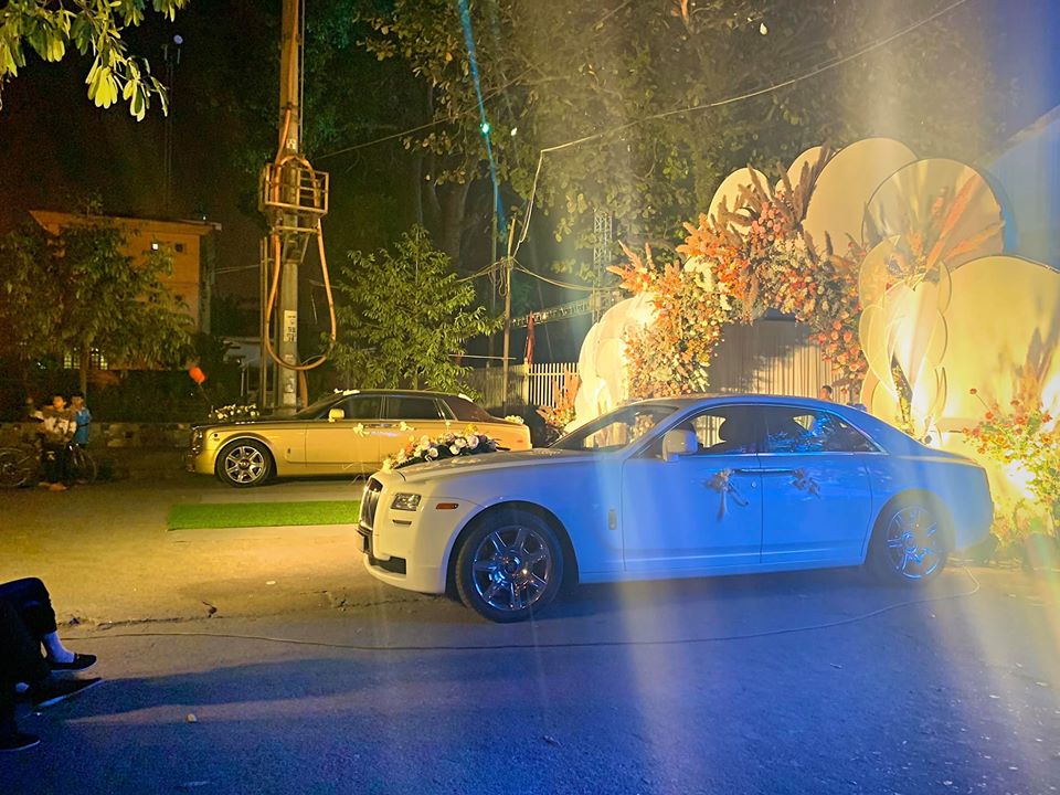 Những bức ảnh ghi lại siêu đám cưới ở Quảng Ninh cho thấy cặp đôi xe siêu sang là Rolls-Royce Phantom và Rolls-Royce Ghost được đỗ hai bên song song nhau và ở giữa chính là lối đi vào nơi diễn ra đám cưới. Những bức ảnh ghi lại siêu đám cưới ở Quảng Ninh cho thấy cặp đôi xe siêu sang là Rolls-Royce Phantom và Rolls-Royce Ghost được đỗ hai bên song song nhau và ở giữa chính là lối đi vào nơi diễn ra đám cưới.