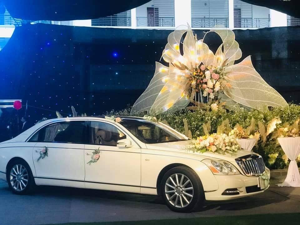 Chiếc Maybach 62S này được đem vào bên trong nơi diễn ra đám cưới để trưng bày. Trước đó, Minh Chiếc Maybach 62S này được đem vào bên trong nơi diễn ra đám cưới để trưng bày. Trước đó, Minh Nhựa cũng mang Pagani Huayra vào trong khu vực tổ chức đám cưới con gái mình. Doanh nhân 8X này còn lái Pagani Huayra chở con gái ra chỗ tiến hành hôn lễ.