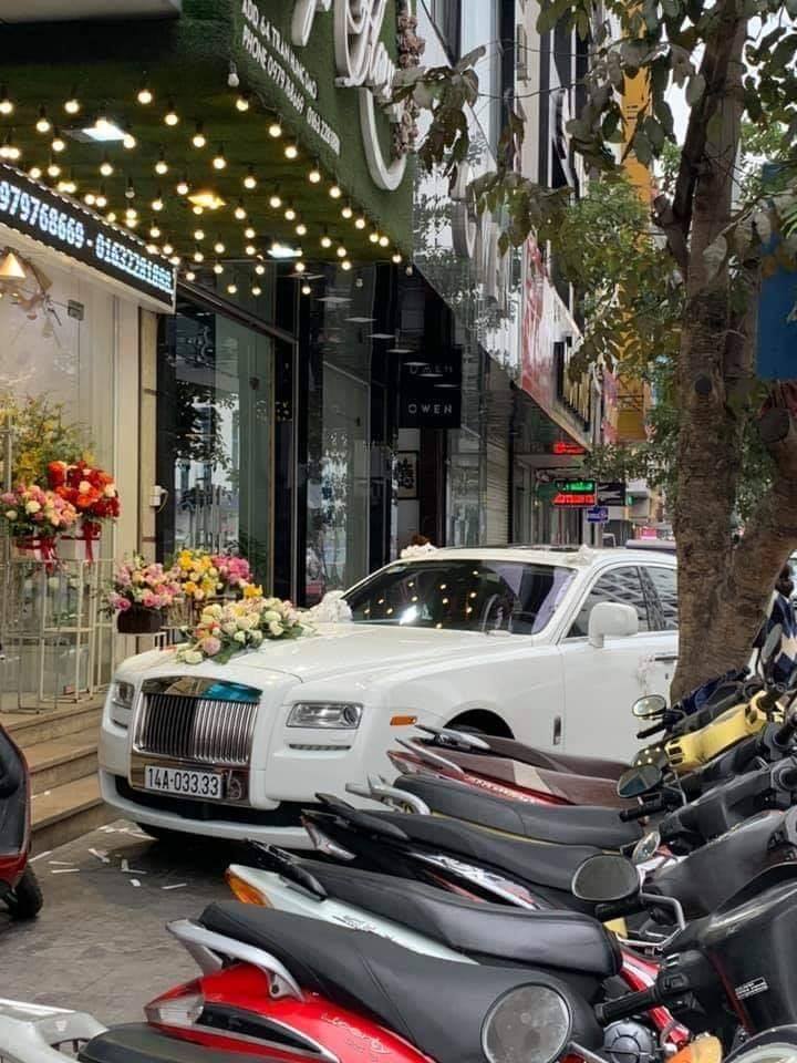 Ngoài chiếc xe siêu sang Rolls-Royce Phantom Ngoài chiếc xe siêu sang Rolls-Royce Phantom tứ quý 8, đám cưới này còn có một chiếc Rolls-Royce Ghost biển tứ quý 3 cũng đẹp mắt không kém. Cặp xe Rolls-Royce biển tứ quý này đều mang đầu số của tỉnh Quảng Ninh