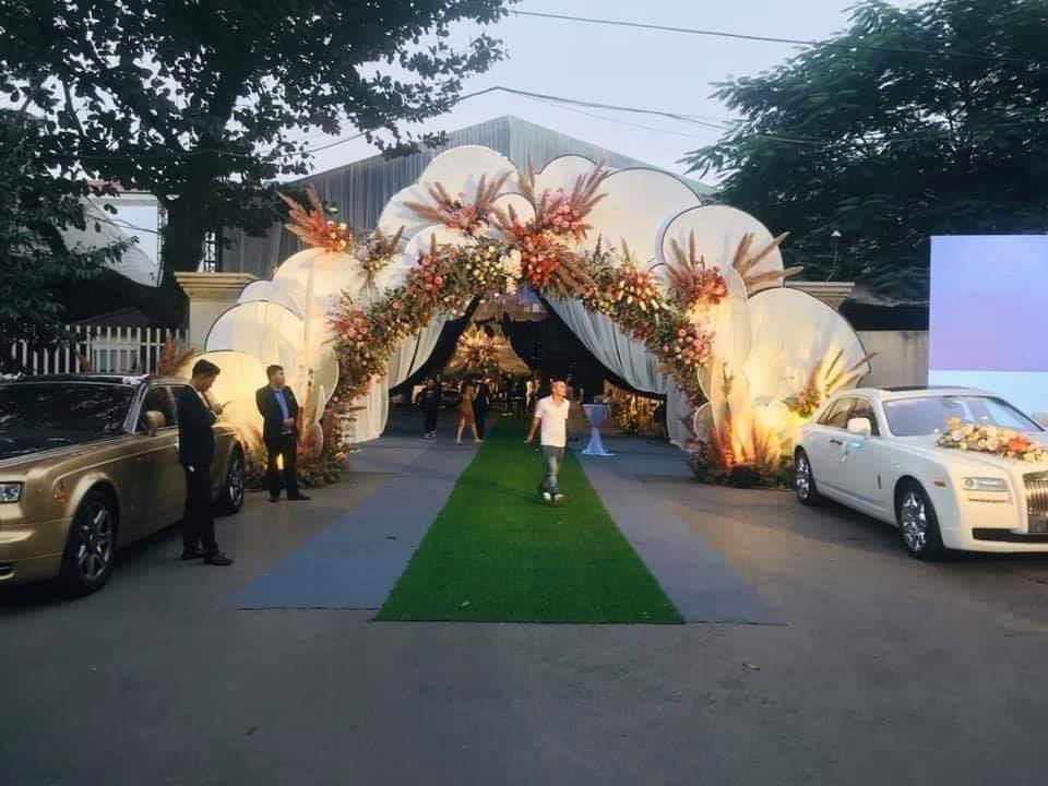 Ngay lối vào nơi diễn ra đám cưới ở Cẩm Phả, Quảng Ninh đã có cặp Ngay lối vào nơi diễn ra đám cưới ở Cẩm Phả, Quảng Ninh đã có cặp vệ sĩ là Rolls-Royce Phantom tứ quý 8 và Rolls-Royce Ghost biển tứ quý 3
