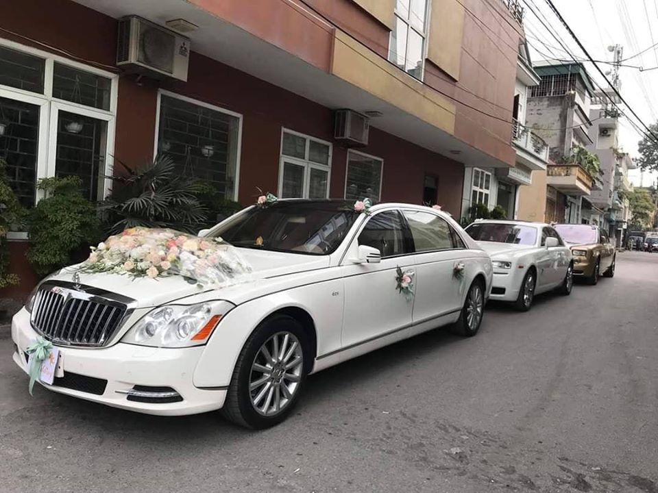 Ngoài cặp đôi Rolls-Royce biển Ngoài cặp đôi Rolls-Royce biển tứ quý, xe đưa dâu trong đám cưới siêu khủng này lại là một chiếc xe siêu sang Maybach S62 phiên bản 2013 có màu sơn trắng chỉ đếm trên đầu ngón tay ở Việt Nam.