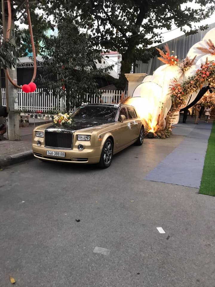 Có thể thấy chiếc xe siêu sang Rolls-Royce Phantom góp mặt trong đám cưới siêu khủng ở Quảng Ninh không còn quá xa lạ. Đây chính là chiếc Rolls-Royce có biển số đẹp nhiều nhất tại Việt Nam. Hiện xe mang biển 14A-388.88 hay còn đọc là tứ quý 8. Trước đó, mẫu xe siêu sang này từng đeo biển 51G-066.66 hay gọi là Có thể thấy chiếc xe siêu sang Rolls-Royce Phantom góp mặt trong đám cưới siêu khủng ở Quảng Ninh không còn quá xa lạ. Đây chính là chiếc Rolls-Royce có biển số đẹp nhiều nhất tại Việt Nam. Hiện xe mang biển 14A-388.88 hay còn đọc là tứ quý 8. Trước đó, mẫu xe siêu sang này từng đeo biển 51G-066.66 hay gọi là tứ quý 6 và cả biển 43A-034.56 hay còn được biết đến là biển sảnh.