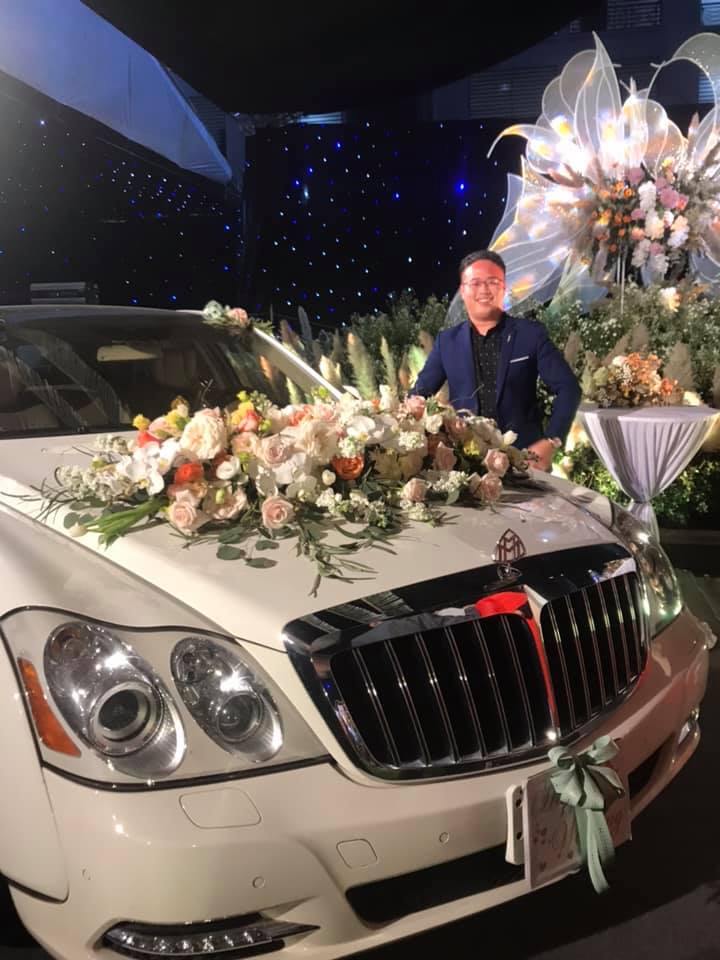 Rất đông khách dự tiệc chụp ảnh cùng chiếc xe siêu sang Maybach 62S được chọn làm xe đưa dâu. Rất đông khách dự tiệc chụp ảnh cùng chiếc xe siêu sang Maybach 62S được chọn làm xe đưa dâu.