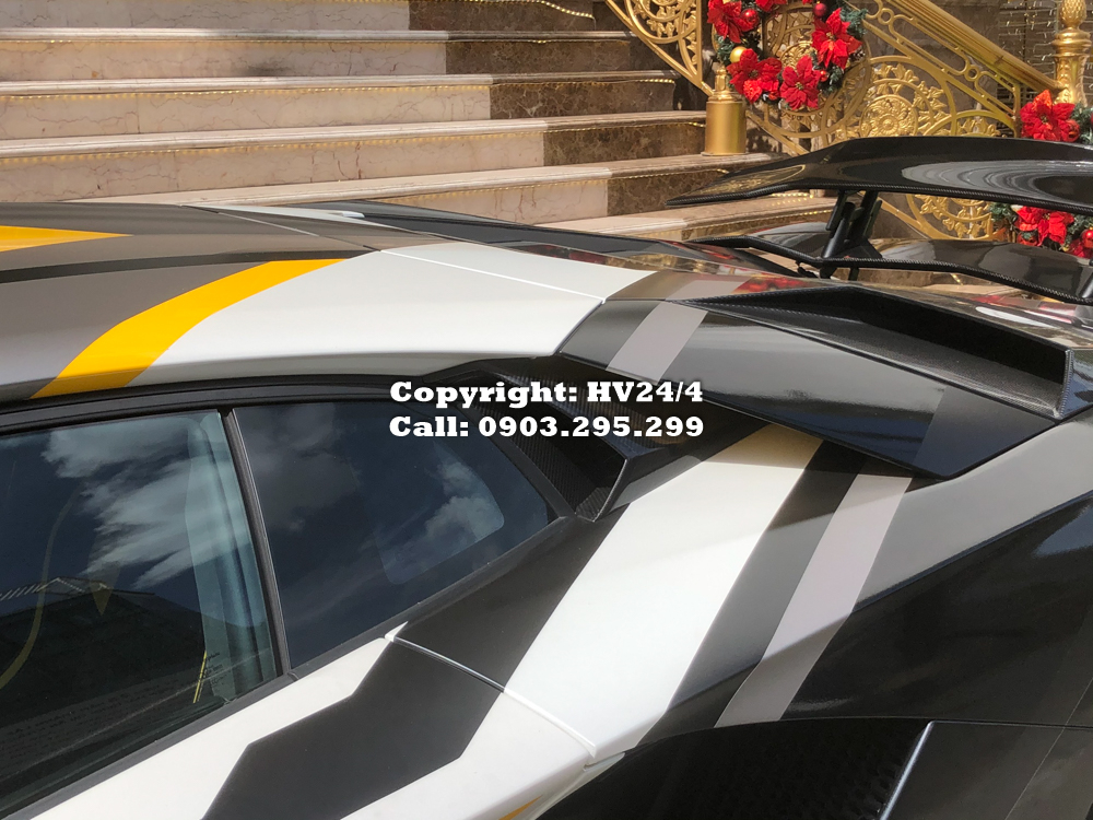 Chưa hết, ngoài bộ áo sơn màu vàng đặc trưng nguyên bản của chiếc Lamborghini Aventador S LP740-4 này, chủ xe còn phối thêm bộ tem xe đua và keo PPF bảo vệ sơn với tổng chi phí cho 2 món đồ này là 174 triệu đồng. Chưa hết, ngoài bộ áo sơn màu vàng đặc trưng nguyên bản của chiếc Lamborghini Aventador S LP740-4 này, chủ xe còn phối thêm bộ tem xe đua và keo PPF bảo vệ sơn với tổng chi phí cho 2 món đồ này là 174 triệu đồng.