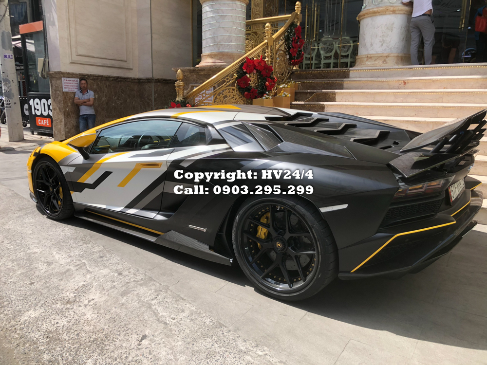 Chiếc siêu xe Lamborghini Aventador S LP740-4 được độ body kit carbon của hãng 1016 Industries. Chiếc siêu xe Lamborghini Aventador S LP740-4 được độ body kit carbon của hãng 1016 Industries.