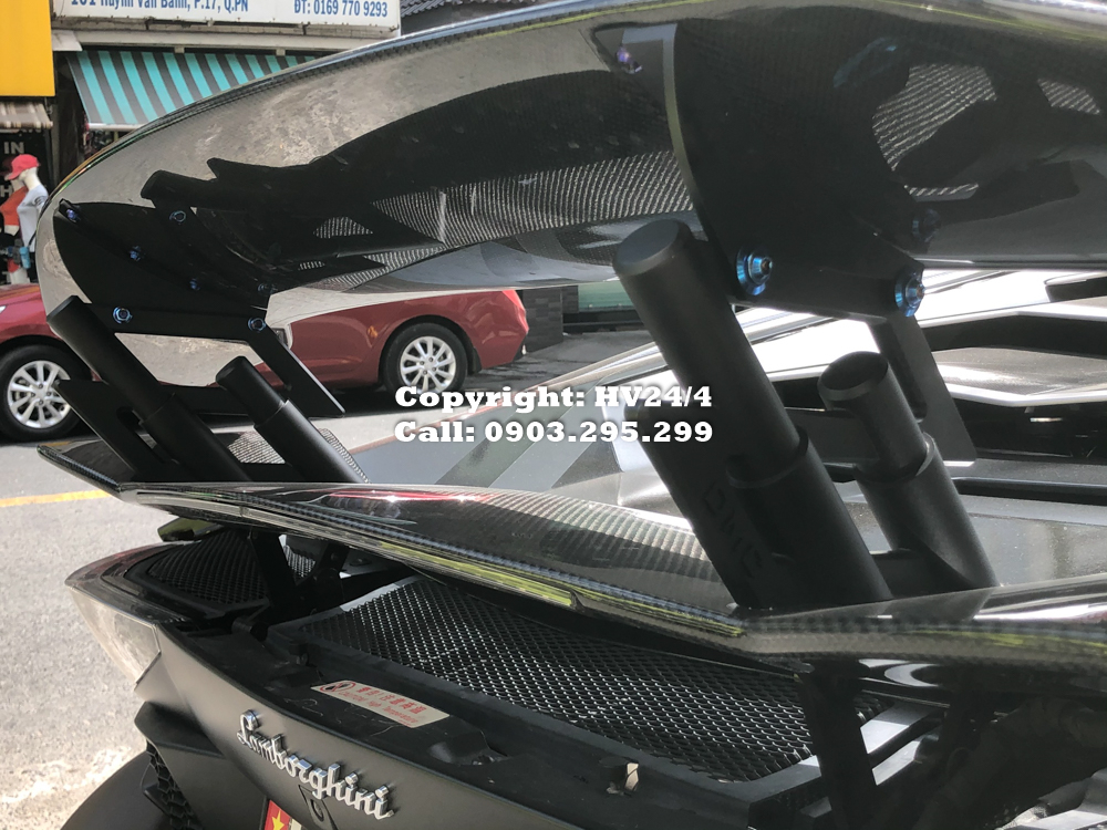 Việc gắn cánh gió đuôi Việc gắn cánh gió đuôi Tecno của DMC cho chiếc Lamborghini Aventador S LP740-4 không làm phần cánh gió tự động của siêu xe này bị chết. Khi cánh gió tự động nâng lên sẽ giúp chiếc Lamborghini Aventador S có cánh gió 2 tầng khá đẹp mắt.