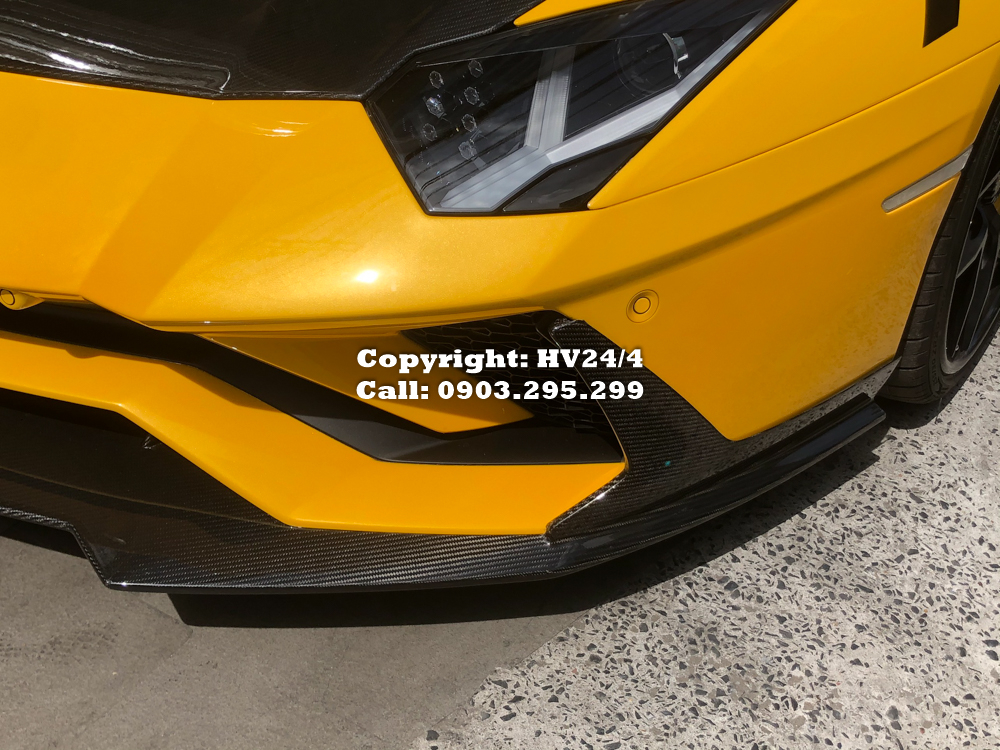 Ngoài ra, gói độ body kit carbon của hãng 1016 Industries còn mang đến cho chiếc siêu xe Lamborghini Aventador S LP740-4 của doanh nhân quận 12 một cánh lướt gió phía trước và hai tấm ốp bên quây bằng carbon. Ngoài ra, gói độ body kit carbon của hãng 1016 Industries còn mang đến cho chiếc siêu xe Lamborghini Aventador S LP740-4 của doanh nhân quận 12 một cánh lướt gió phía trước và hai tấm ốp bên quây bằng carbon.