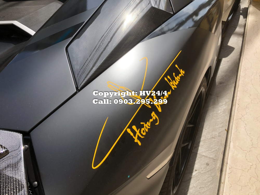 Tất nhiên là chủ nhân chiếc siêu xe Lamborghini Aventador S LP740-4 độc nhất Việt Nam cũng muốn thể hiện dấu ấn chơi xe của mình qua chữ ký và tên xuất hiện ở vòm bánh xe sau phía bên ghế phụ. Tất nhiên là chủ nhân chiếc siêu xe Lamborghini Aventador S LP740-4 độc nhất Việt Nam cũng muốn thể hiện dấu ấn chơi xe của mình qua chữ ký và tên xuất hiện ở vòm bánh xe sau phía bên ghế phụ.