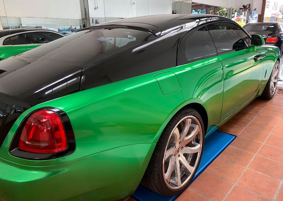 Nửa thân trên là màu đen nguyên bản của xe và nửa thân dưới là xanh lá đậm