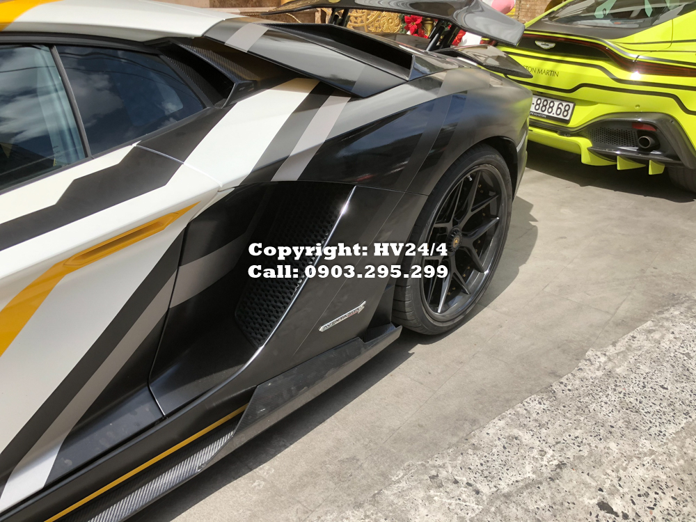 Người nhập đồ độ cho chiếc siêu xe Lamborghini Aventador S LP740-4 độc nhất Việt Nam của doanh nhân quận 12 còn cho biết chi phí vận chuyển các món đồ về Việt Nam là 3.000 đô la, tương đương 69,5 triệu đồng. Người nhập đồ độ cho chiếc siêu xe Lamborghini Aventador S LP740-4 độc nhất Việt Nam của doanh nhân quận 12 còn cho biết chi phí vận chuyển các món đồ về Việt Nam là 3.000 đô la, tương đương 69,5 triệu đồng.