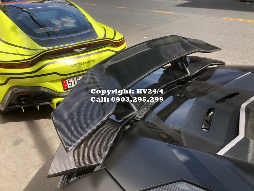 Cánh gió đuôi cố định bằng carbon trên siêu xe Lamborghini Aventador S LP740-4 của doanh nhân quận 12 lại lựa chọn hãng DMC. Cánh gió này có tên gọi là Tecno và nhẹ nhàng rút hầu bao của chủ xe Lamborghini Aventador S độc nhất Việt Nam 5.790 đô la, tương đương 134 triệu đồng Cánh gió đuôi cố định bằng carbon trên siêu xe Lamborghini Aventador S LP740-4 của doanh nhân quận 12 lại lựa chọn hãng DMC. Cánh gió này có tên gọi là Tecno và nhẹ nhàng rút hầu bao của chủ xe Lamborghini Aventador S độc nhất Việt Nam 5.790 đô la, tương đương 134 triệu đồng
