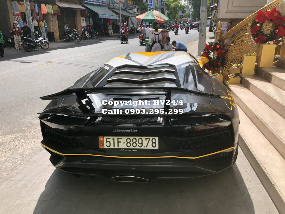 Chỉ tính riêng chi phí độ body kit carbon của hãng 1016 Industries đã móc Chỉ tính riêng chi phí độ body kit carbon của hãng 1016 Industries đã móc hầu bao của chủ nhân siêu xe Lamborghini Aventador S LP740-4 số tiền 23.795 đô la, tương đương 551 triệu đồng.