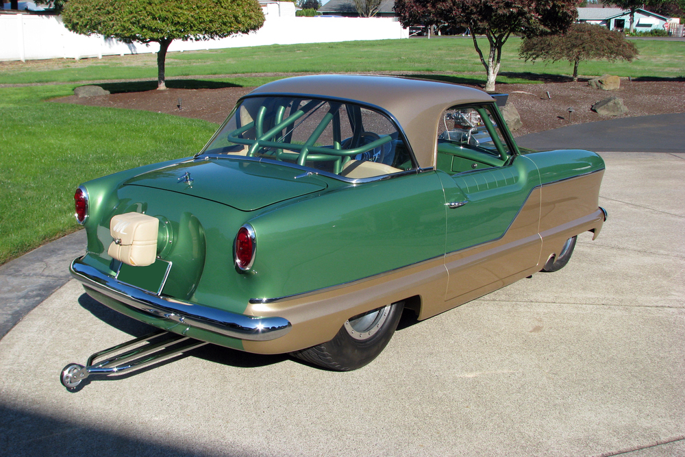 Phía sau của chiếc Nash Metropolitan 1961 độ động cơ dung tích 8.8 lít