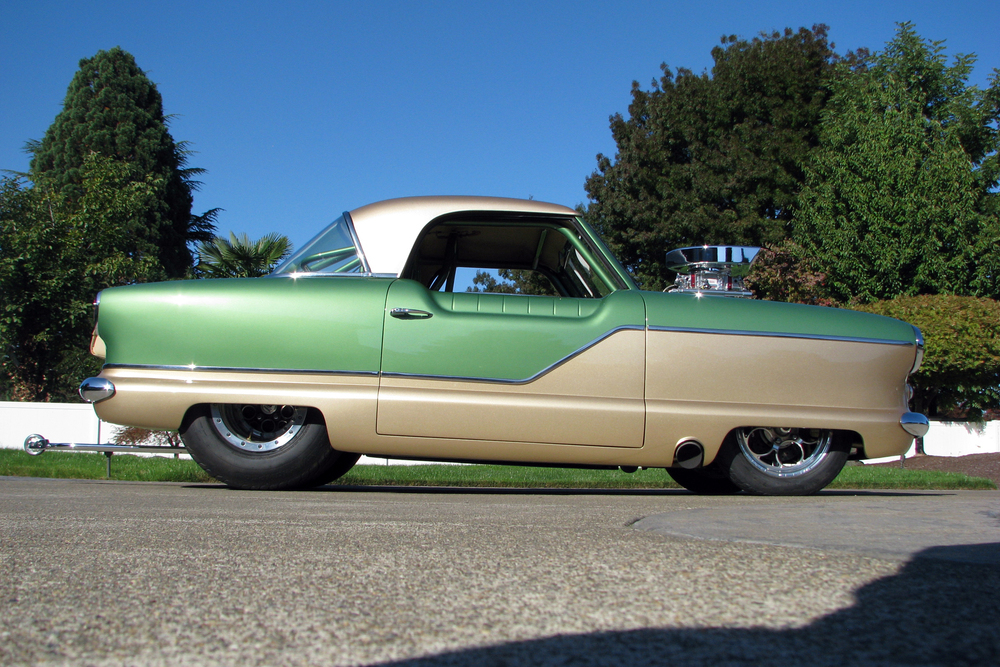 Phía bên sườn của chiếc Nash Metropolitan 1961 độ động cơ dung tích 8.8 lít