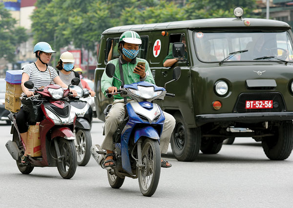 Sử dụng điện thoại, tai nghe trong khi điều khiển xe máy có thể bị phạt tới 1 triệu đồng