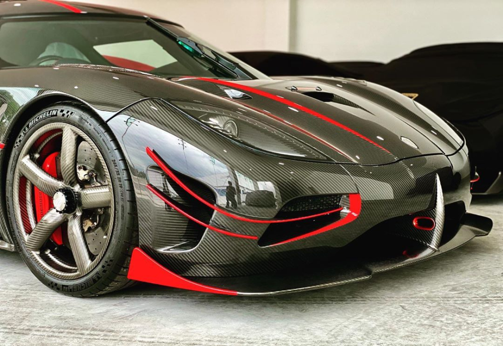 Ngoài bộ áo bằng sợi carbon, chiếc siêu xe Koenigsegg Agera RS thứ hai ở Singapore còn có nhiều điểm nhấn hoàn thành màu đỏ. Ngoài bộ áo bằng sợi carbon, chiếc siêu xe Koenigsegg Agera RS thứ hai ở Singapore còn có nhiều điểm nhấn hoàn thành màu đỏ.