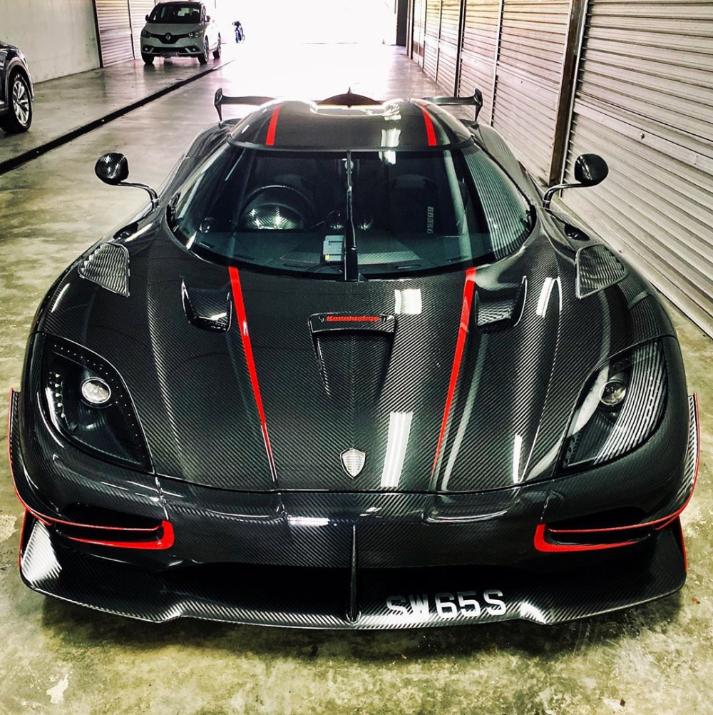 Chiếc siêu xe Koenigsegg Agera RS Full Carbon khi về Singapore đã có nhiều thay đổi ở ngoại thất lẫn bên trong khoang lái so với lúc còn thuộc sở hữu của Carina Lima. Chiếc siêu xe Koenigsegg Agera RS Full Carbon khi về Singapore đã có nhiều thay đổi ở ngoại thất lẫn bên trong khoang lái so với lúc còn thuộc sở hữu của Carina Lima.