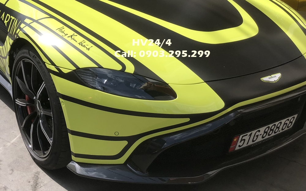 Chữ k&yacute; của chủ xe cũng xuất hiện tr&ecirc;n chiếc si&ecirc;u xe Aston Martin V8 Vantage 2018 m&agrave;u v&agrave;ng Lime Essence mới l&ecirc;n bộ tem lạ.