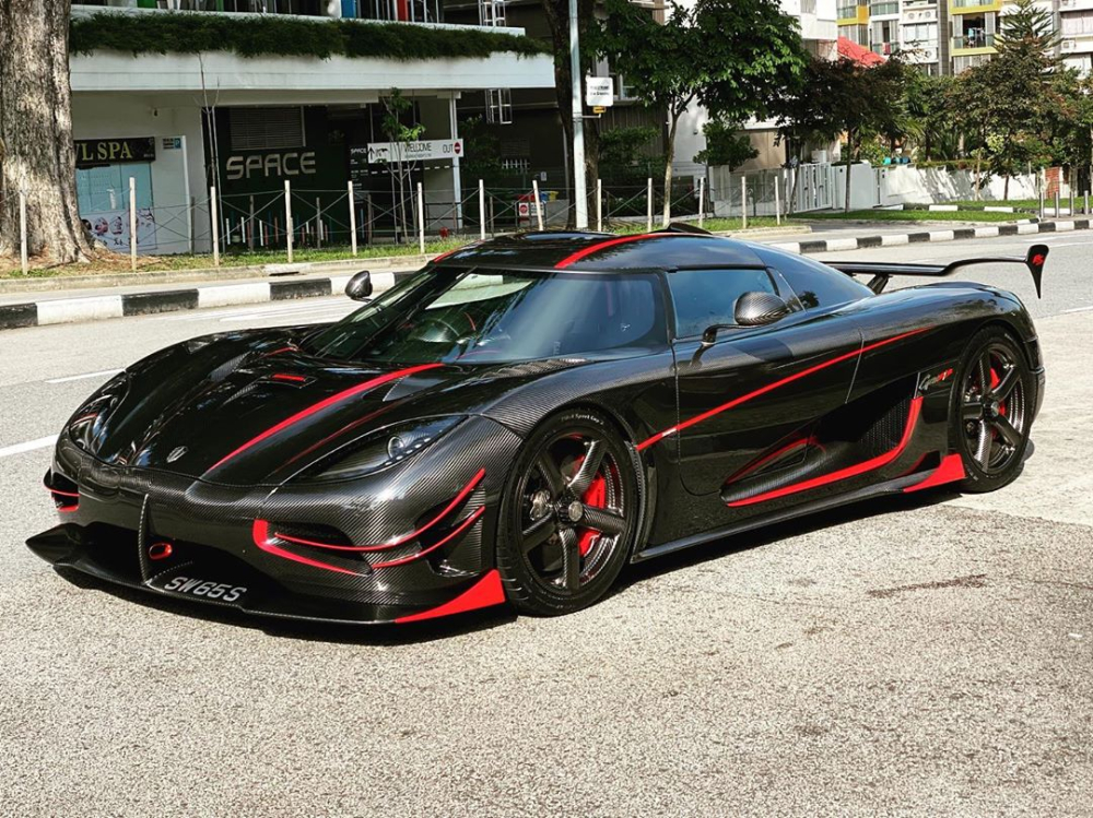Khác với chiếc siêu xe Koenigsegg Agera RS đầu tiên ở Singapore, mẫu xe Koenigsegg Agera RS thứ 2 có bộ áo thân vỏ bằng sợi carbon rất đẹp mắt và hiếm gặp Khác với chiếc siêu xe Koenigsegg Agera RS đầu tiên ở Singapore, mẫu xe Koenigsegg Agera RS thứ 2 có bộ áo thân vỏ bằng sợi carbon rất đẹp mắt và hiếm gặp