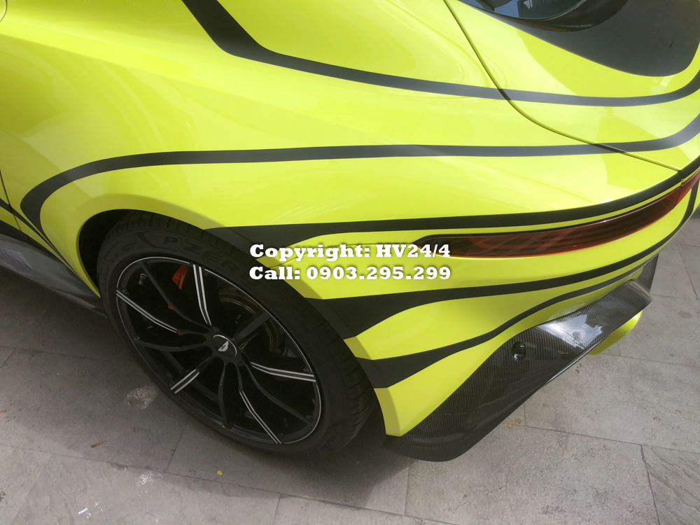 Si&ecirc;u xe Aston Martin V8 Vantage 2018 được trang bị động cơ V8, tăng &aacute;p k&eacute;p, dung t&iacute;ch 4.0 l&iacute;t do Mercedes-AMG sản xuất. Động cơ tạo ra c&ocirc;ng suất tối đa 510 m&atilde; lực tại tua m&aacute;y 6.000 v&ograve;ng/ph&uacute;t v&agrave; m&ocirc;-men xoắn cực đại 685 Nm tại dải tua m&aacute;y 2.000 - 5.000 v&ograve;ng/ph&uacute;t.