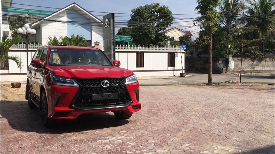 Chiếc Lexus LX570 đời 2008 độ lên phiên bản Lexus LX570 Super Sport còn có đèn pha và đèn hậu mới