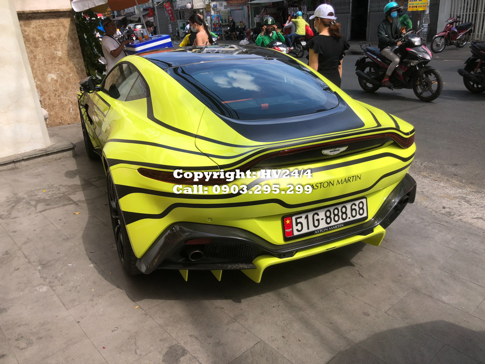 Trong khi chiếc si&ecirc;u xe Lamborghini Aventador S LP740-4 được thực hiện g&oacute;i độ body kit, m&acirc;m xe v&agrave; bộ tem với tổng chi ph&iacute; hơn 1,55 tỷ đồng th&igrave; chiếc si&ecirc;u xe  Aston Martin V8 Vantage 2018 lại nhẹ nh&agrave;ng hơn khi chỉ được chủ nh&acirc;n trang điểm lại ngoại thất của xe.