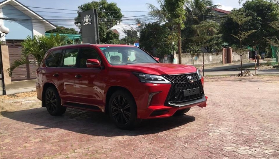 Và ngoại hình xe đã thay đổi hoàn toàn sau khi độ body kit của phiên bản sang chảnh Lexus LX570 Super Sport