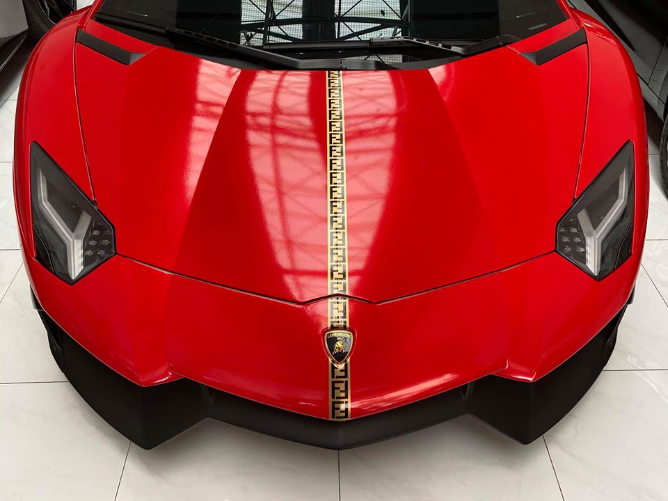 Khác với những chiếc siêu xe Lamborghini Aventador LP700-4 lăn bánh tại Việt Nam, phần cản va trước và hốc gió của siêu bò này được nâng cấp lên bộ body kit bản giới hạn LP720-4 50º Anniversario mang đến cái nhìn rất hầm hố và bắt mắt.