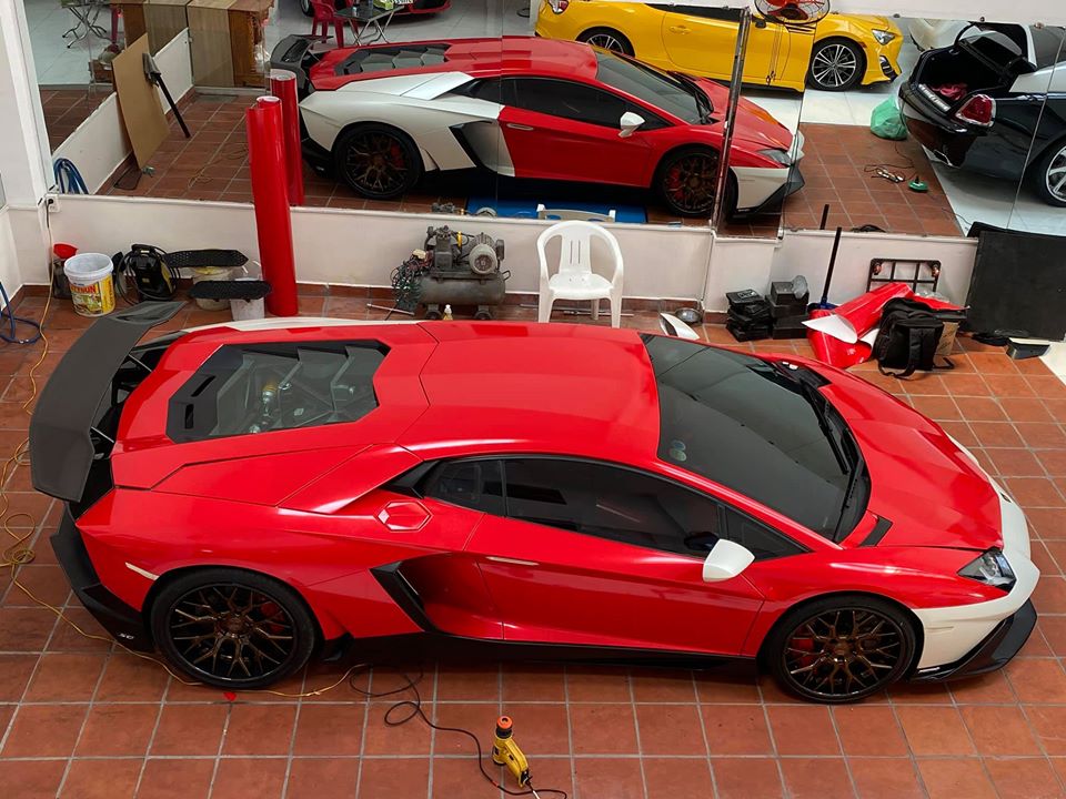 Lamborghini Aventador LP720-4 50º Anniversario là một phiên bản giới hạn chỉ có 200 chiếc trên toàn thế giới chia đều cho bản Coupe và mui trần. Mẫu siêu xe này đánh dấu kỷ niệm 50 năm ngày thành lập thương hiệu Lamborghini. Số lượng quá ít ỏi vì thế không chỉ chủ xe Lamborghini Aventador LP700-4 tìm cách độ body kit của LP720-4 50º Anniversario.