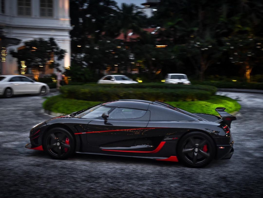 Vẻ đẹp của siêu xe Koenigsegg Agera RS Full Carbon đầu tiên ở Singapore vào ban đêm. Vẻ đẹp của siêu xe Koenigsegg Agera RS Full Carbon đầu tiên ở Singapore vào ban đêm.