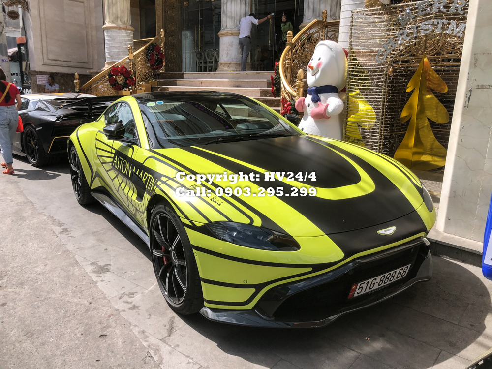 Việc mang hai chiếc si&ecirc;u xe Lamborghini Aventador S LP740-4 v&agrave; Aston Martin V8 Vantage 2018 của m&igrave;nh ra trưng b&agrave;y ở một con đường tại quận Ph&uacute; Nhuận, Tp.HCM của doanh nh&acirc;n quận 12 đ&atilde; g&acirc;y kh&ocirc;ng &iacute;t sự ch&uacute; &yacute; cho người đi đường.