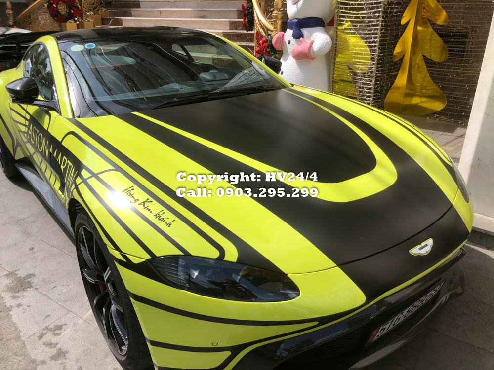 Ngo&agrave;i cặp đ&ocirc;i si&ecirc;u xe Aston Martin V8 Vantage 2018 v&agrave; Lamborghini Aventador S LP740-4 c&oacute; tổng gi&aacute; trị hơn 56 tỷ đồng, doanh nh&acirc;n quận 12 c&ograve;n sở hữu cặp đ&ocirc;i xe sang mang thương hiệu Bentley đ&oacute; ch&iacute;nh l&agrave; mẫu xe si&ecirc;u sang Mulsanne EWB 2018 v&agrave; SUV si&ecirc;u sang Bentayga V8 độc nhất Việt Nam. Hai chiếc xe n&agrave;y sở hữu chung một m&agrave;u sơn.