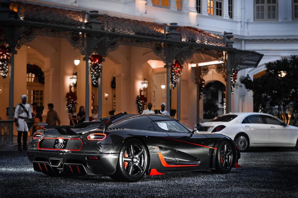 Siêu xe Koenigsegg Agera RS có giá bán không dưới 100 tỷ đồng tại đảo quốc sư tử. Mức giá bán khởi điểm của một chiếc Koenigsegg Agera RS tại Mỹ chỉ rơi vào khoảng 1,65 triệu đô la, hơn 36 tỷ đồng. Siêu xe Koenigsegg Agera RS có giá bán không dưới 100 tỷ đồng tại đảo quốc sư tử. Mức giá bán khởi điểm của một chiếc Koenigsegg Agera RS tại Mỹ chỉ rơi vào khoảng 1,65 triệu đô la, hơn 36 tỷ đồng.