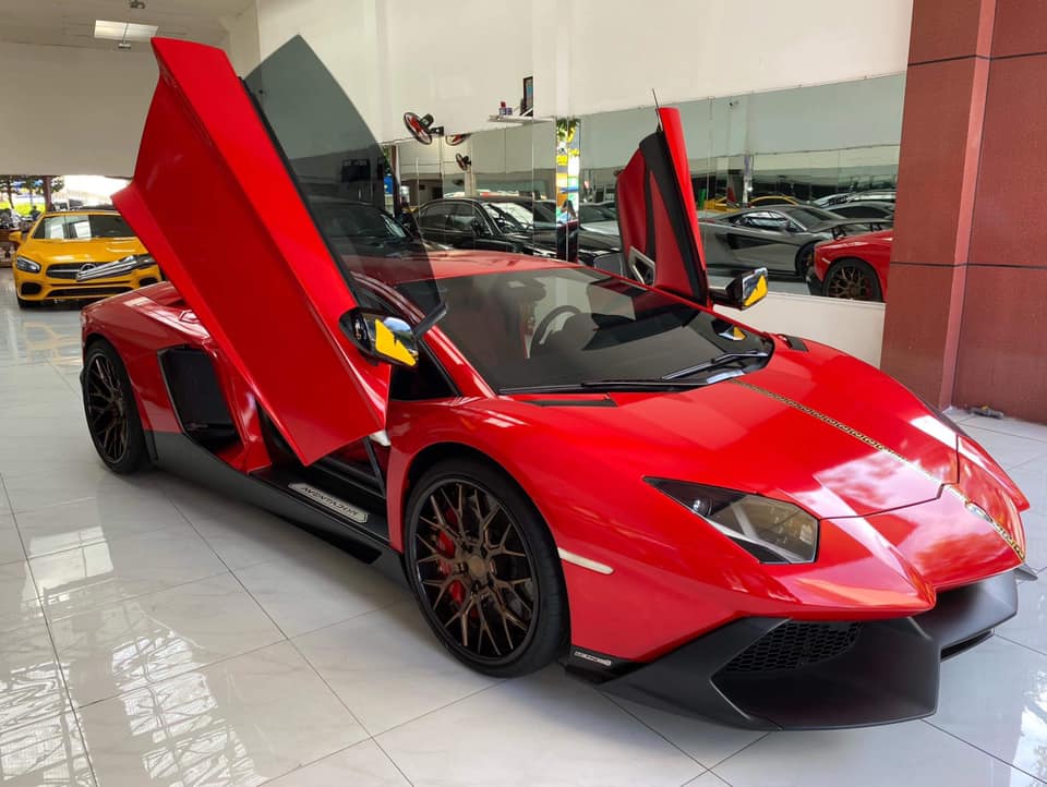 Tạo điểm nhấn cho bộ áo màu đỏ mới dán đề-can của siêu xe Lamborghini Aventador LP700-4 độ body kit LP720-4 50º Anniversario còn có bộ body kit bản giới hạn màu đen nhám, sọc vàng đỏ kéo dài ở nắp capô hay vỏ gương khoác áo màu đen vàng giống với thương hiệu thời trang Fendi.