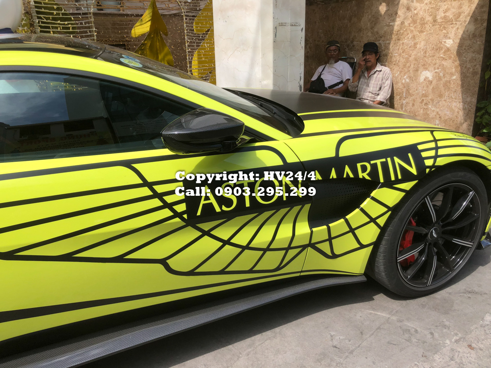 C&ograve;n với ch&uacute;ng t&ocirc;i nhận thấy điểm cộng duy nhất trong lần l&agrave;m đẹp tr&ecirc;n si&ecirc;u xe Aston Martin V8 Vantage 2018 m&agrave;u v&agrave;ng Lime Essence của doanh nh&acirc;n quận 12 ch&iacute;nh l&agrave; logo h&igrave;nh c&aacute;nh chim v&agrave; d&ograve;ng chữ Aston Martin kh&aacute; lớn d&aacute;n b&ecirc;n h&ocirc;ng xe.