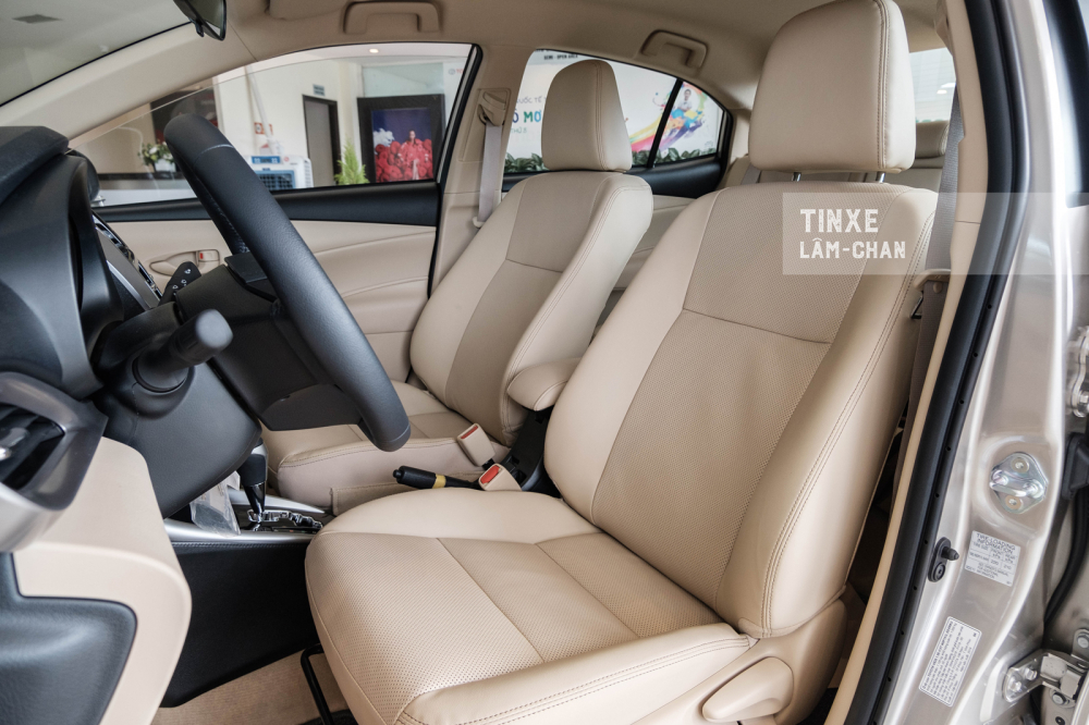 Hàng ghế trước vẫn chỉnh cơ giống phiên bản G: ghế lái chỉnh 6 hướng, ghế phụ chỉnh 4 hướng