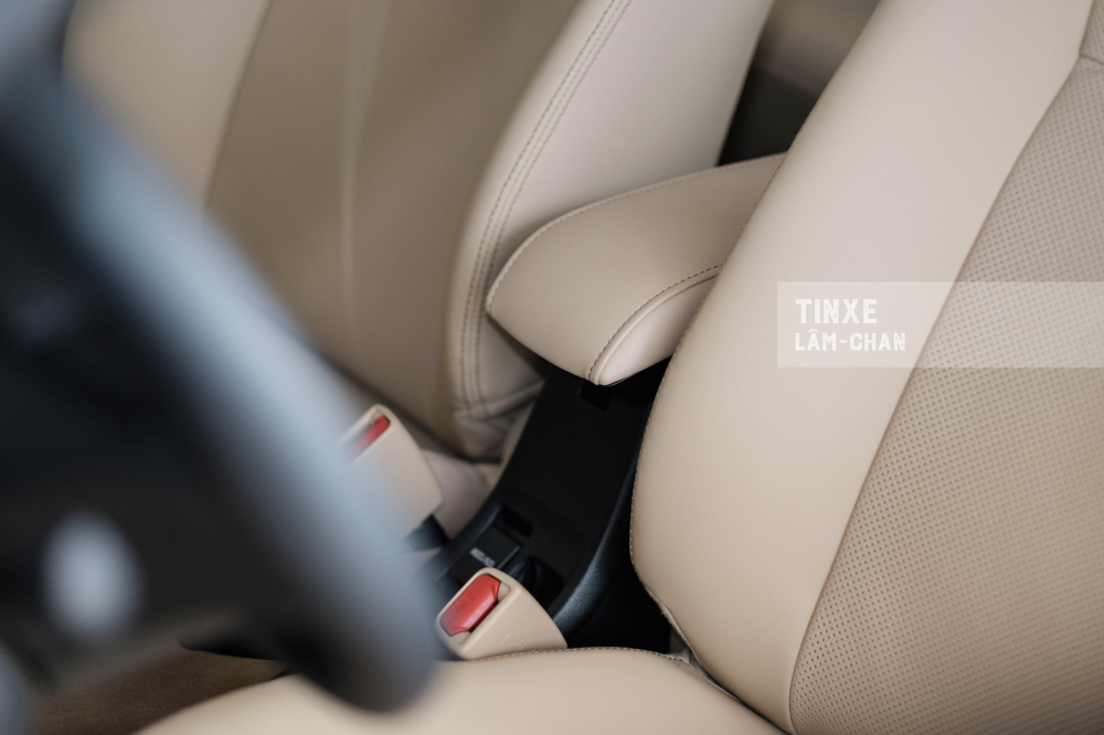 Bệ tựa tay ở hàng ghế trước cũng được bọc da, cho độ tì êm ái hơn trước đây