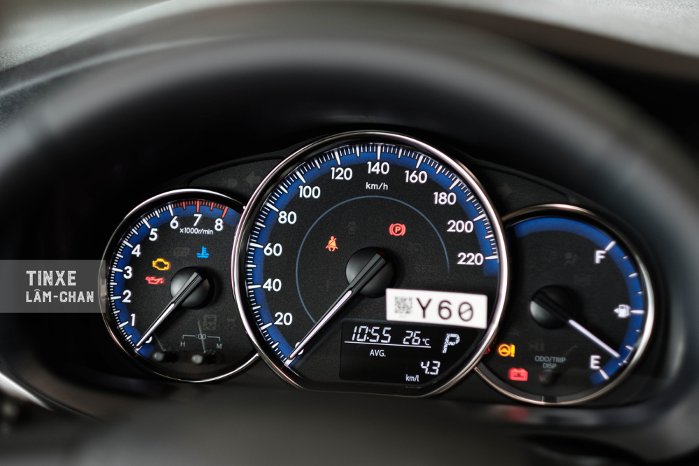 Đáng tiếc, bảng đồng hồ của bản E CVT không được thay thế màn hình đơn sắc nhỏ kiểu truyền thống sang dạng LCD đa sắc như trên phiên bản G cao cấp nhất