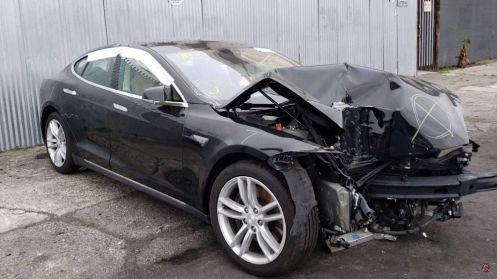 Bộ dạng chiếc Tesla Model S trước khi sửa chữa