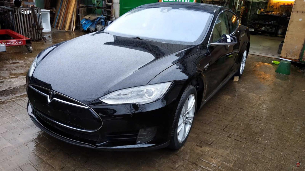 Bộ dạng chiếc Tesla Model S sau khi sửa chữa