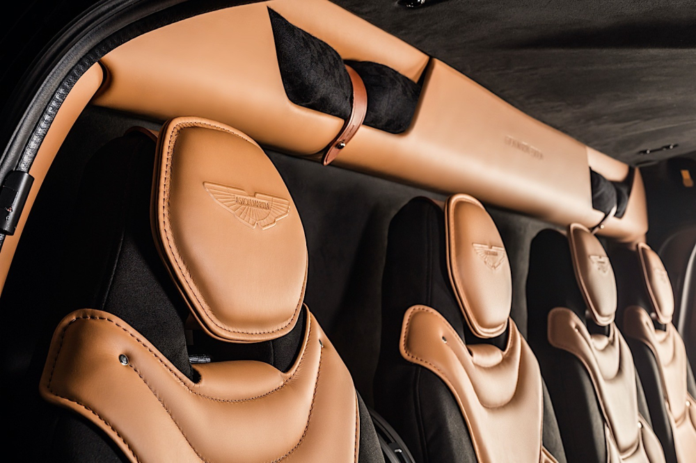Nội thất và ghế ngồi của trực thăng cũng mang đậm dấu ấn Aston Martin
