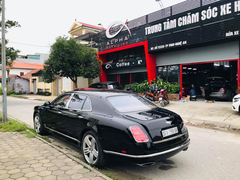 Việc mang biển Việc mang biển tứ quý 9 cũng giúp những chiếc xe siêu sang như Bentley Mulsanne đời cũ tại Nghệ An trở nên đẳng cấp hơn. Ảnh: Huy Hùng