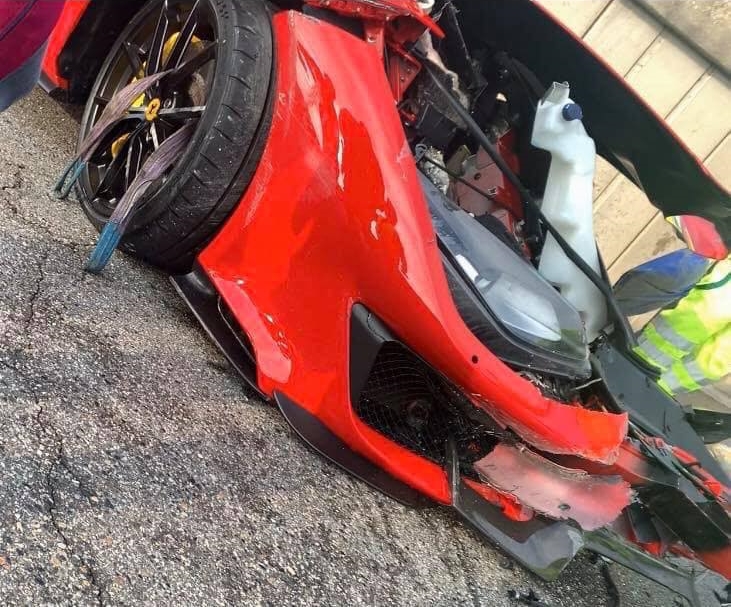 Thiệt hại của chiếc siêu xe Ferrari 488 Pista gặp nạn ở Ý