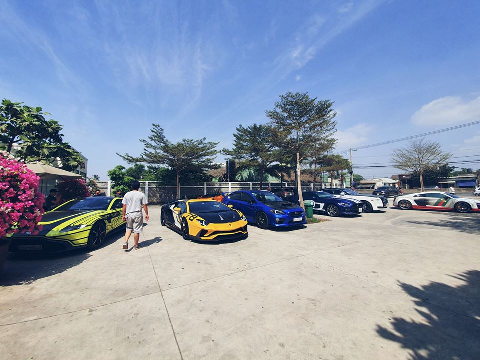 Tất nhi&ecirc;n l&agrave; đo&agrave;n si&ecirc;u xe, v&igrave; thế, buổi họp mặt của đo&agrave;n Car Passion kh&ocirc;ng thiếu những chiến m&atilde; của Lamborghini, McLaren, Audi R8 hay c&aacute;c mẫu xe si&ecirc;u sang như Rolls-Royce. Từ trưa ng&agrave;y 5 th&aacute;ng 1 năm 2020, c&aacute;c th&agrave;nh vi&ecirc;n đ&atilde; tập trung tại quận 2 v&agrave; di chuyển đến một qu&aacute;n cơm kh&aacute; nổi tiếng nằm tr&ecirc;n cao tốc Long Th&agrave;nh-Dầu Gi&acirc;y trước khi tiếp tục xuống một resort nổi tiếng tại Long Hải, tỉnh B&agrave; Rịa-Vũng T&agrave;u.