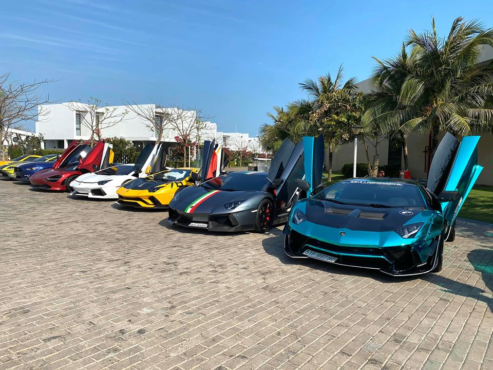 Bộ tứ Lamborghini Aventador với 3 chiếc thuộc phi&ecirc;n bản Lamborghini Aventador LP700-4 v&agrave; chiếc c&ograve;n lại mang m&agrave;u v&agrave;ng l&agrave; Lamborghini Aventador S LP740-4 độc nhất v&ocirc; nhị tại Việt Nam. Ngo&agrave;i c&ugrave;ng b&ecirc;n phải l&agrave; chiếc si&ecirc;u xe Lamborghini Aventador LP700-4 độ Liberty Walk, kế đến l&agrave; Lamborghini Aventador LP700-4 biển tứ qu&yacute; 9 của L&agrave;o. Lamborghini Aventador LP700-4 m&agrave;u trắng v&agrave; McLaren 720S m&agrave;u đỏ đỗ kế b&ecirc;n nhau.