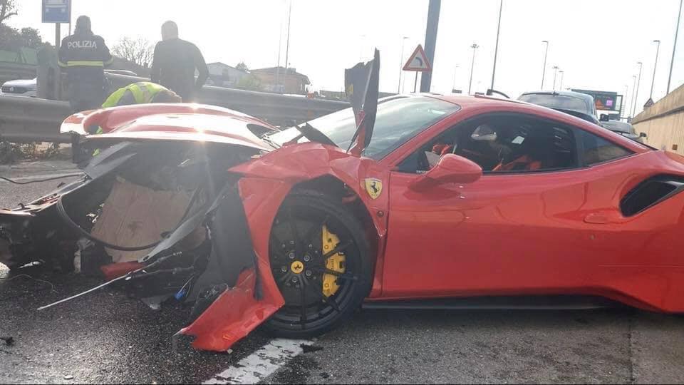 Phần đầu chiếc siêu xe Ferrari 488 Pista gặp nạn gần như nát bét