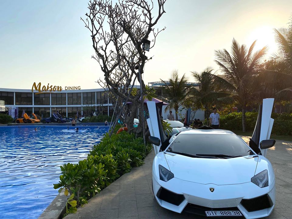 Lamborghini Aventador LP700-4 sử dụng động cơ V12, dung t&iacute;ch 6,5 l&iacute;t, sản sinh c&ocirc;ng suất tối đa 700 m&atilde; lực v&agrave; m&ocirc;-men xoắn cực đại 690 Nm. Tr&aacute;i tim n&agrave;y kết hợp c&ugrave;ng hộp số tự động 7 cấp ISR v&agrave; hệ dẫn động 4 b&aacute;nh. Aventador LP700-4 chỉ mất khoảng 2,9 gi&acirc;y để tăng tốc l&ecirc;n 100 km/h từ vị tr&iacute; xuất ph&aacute;t trước khi đạt vận tốc tối đa 349 km/h.