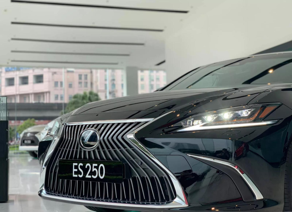 Ở phi&ecirc;n bản 2020, Lexus ES 250 2020 được bổ sung kh&aacute; nhiều c&ocirc;ng nghệ an to&agrave;n