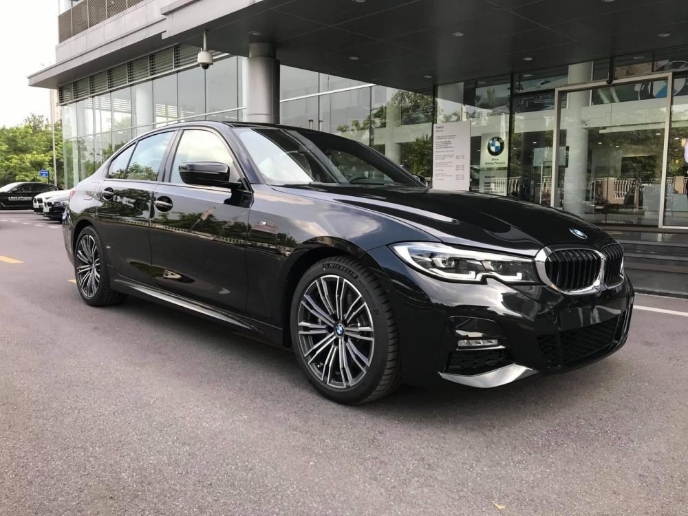 Thay thế cho bản 330i M Sport trước đ&acirc;y, BMW 330i Sport Line khuyết thiếu một v&agrave;i trang bị trong g&oacute;i thể thao M Sport nhưng gi&aacute; b&aacute;n rẻ hơn tới 190 triệu đồng